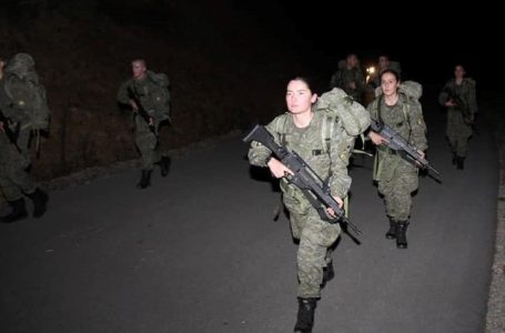 Pamje nga stërvitjet e kadetëve të FSK-së gjatë natës
