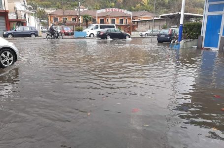 Rrugët kthehen në ‘lumenj’ në Shkodër