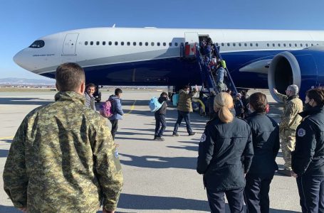 265 afganë largohen nga Kosova drejt Kanadasë