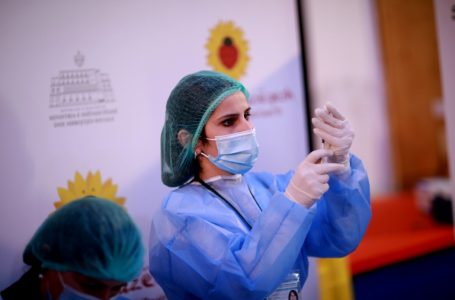 Shqipëria e bën të detyrueshëm vaksinimin për administratën publike