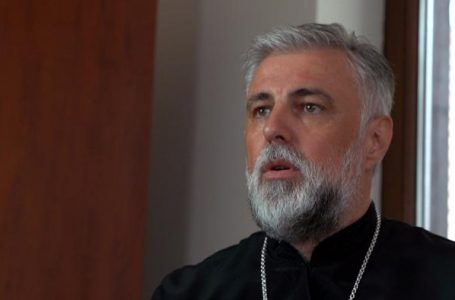 Peshkopi serb në Gjermani i lutet Von Cramonit: Ndikoni në Prishtinë për Manastirin e Deçanit