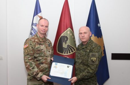 ​Gjeneral Jashari dekoron me medalje majorin amerikan Timothy J. Halbur