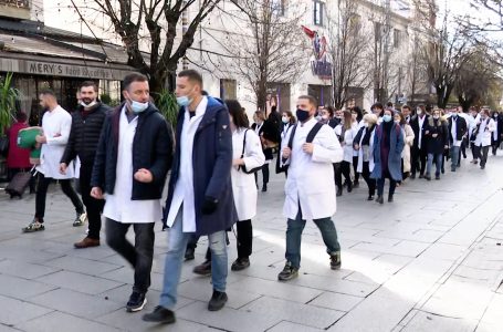 Protestojnë specializantët, kërkojnë të kthehen të rregullt dhe t’u paguhen orët shtesë