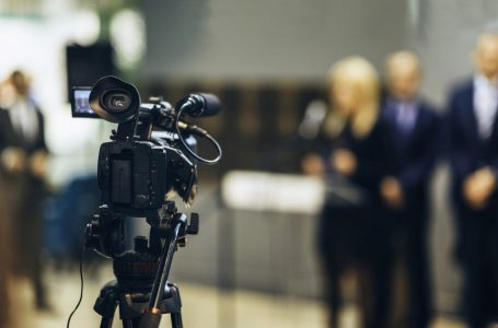 Reporterët pa kufij: Asnjëherë më parë nuk ka pasur kaq shumë gazetarë të burgosur