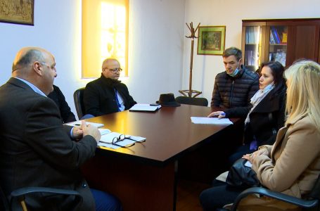 Prindërit e fëmijëve me nevoja të veçanta kërkojnë më shumë mësuese mbështetëse nëpër shkolla