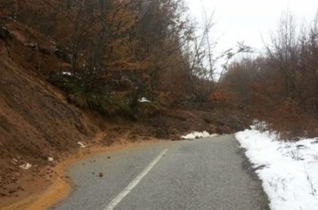 Shqipëri, rrëshqet dheu nga reshjet, izolohen totalisht 9 fshatra