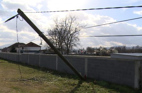 Erërat dëmtojnë disa shtylla në fshatin Skivjan