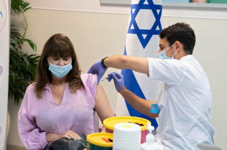Në Izrael, më shumë se 500,000 persona janë vaksinuar me dozën e katërt