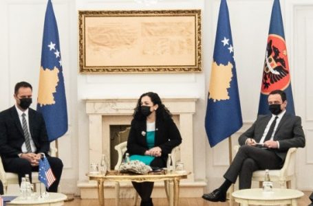 Osmani, Konjufca e Kurti me deklaratë të përbashkët për referendumin e Serbisë në Kosovë