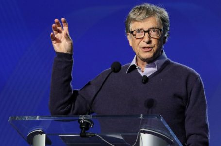 Bill Gates për Omicron: Jemi në pjesën më të keqe të pandemisë