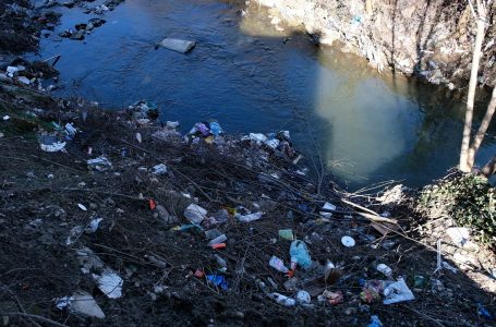 Vazhdon dukuria e hedhjes së mbeturinave përreth lumenjëve