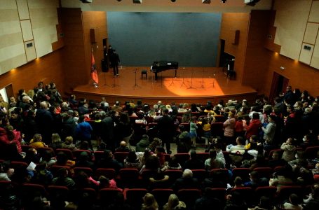 Nxënësit e shkollës së muzikës “Prenk Jakova” mbajnë koncert festiv