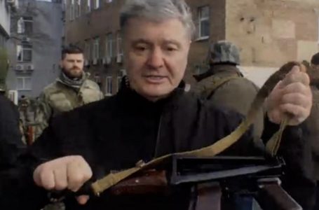 “Putin është i çmendur” thotë ish-Presidenti i Ukrainës i cili shfaqet me kallashnikov në dorë