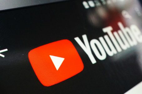 YouTube bllokon RT në Ukrainë dhe e ndalon atë të fitojë para nga kanalet e saj në platformë globalisht