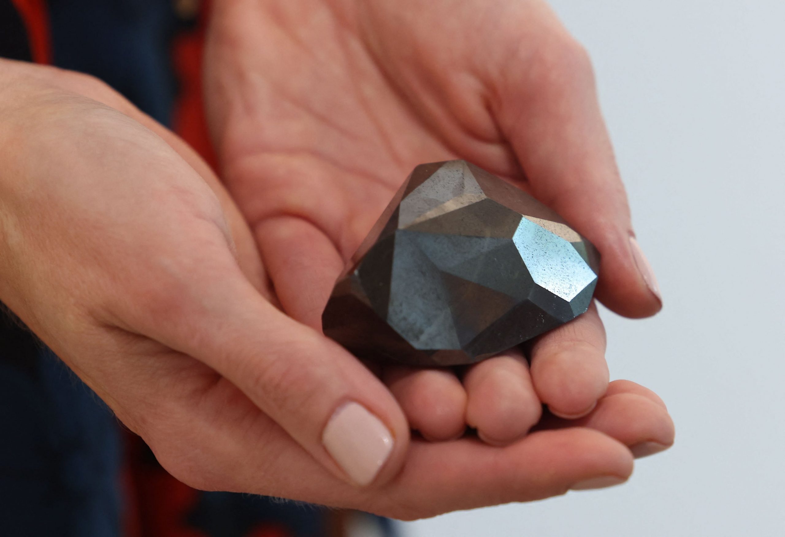 “Enigma” që erdhi nga hapësira, diamanti misterioz i zi del në ankand