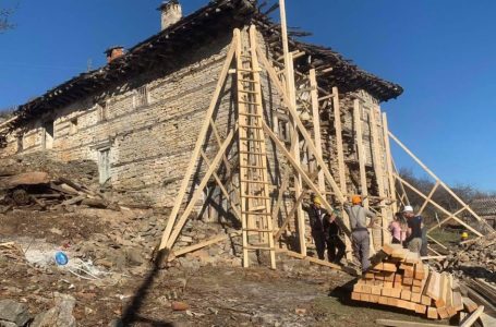 Fillojnë ndërhyrjet emergjente në kullën e Pjetër Prenkpalaj në fshatin Zym të Hasit