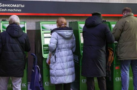 Pas sanksioneve të vendosura, rubla ruse bie ndjeshëm