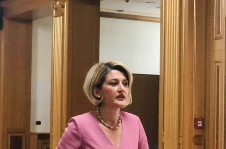 Kusari- Lila kujton mësimdhënësen Nanije Bakalli- Deva