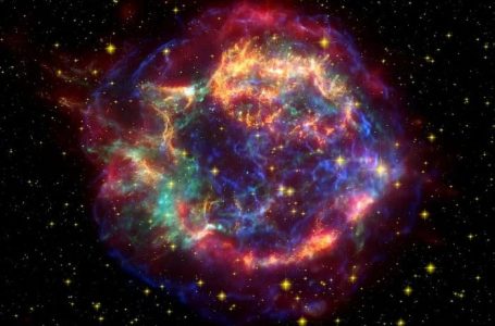 NASA publikon fotot e supernovës “të mbërthyer” nga re gazi