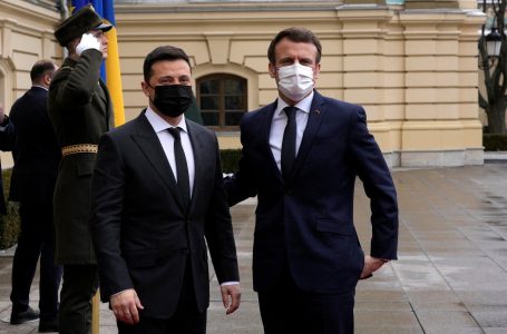 Zelensky flet me Macronin: Armët nga partnerët tanë janë rrugës për Ukrainë