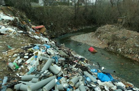 Në Gjakovë ende nuk ka një vend të veçantë për hudhjen e mbeturinave inerte