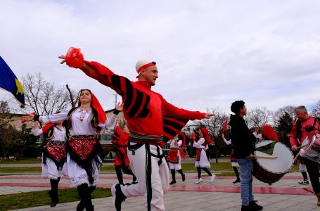 Ansambli i valleve “Ardhmëria” feston ditën e Pavarësisë me dajre e valle