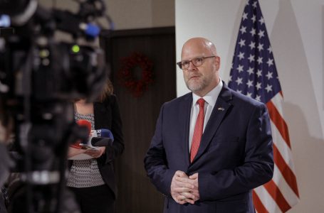 Ambasadori amerikan dënon sulmin ndaj dy të rinjve në Shtërpcë, përshëndet reagimin e shpejt të autoriteteve të sigurisë