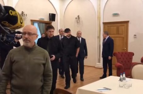 Futja e delegacioneve në dhomën e takimin, shikoni ecjen e ministrit ukrainas të mbrojtjes