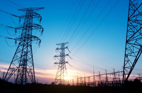 Ministria e Ekonomisë: Vjedhja e energjisë elektrike po kushton qindra miliona euro në vit