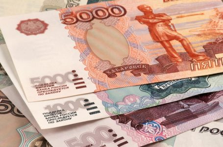 Rubla ruse bie në nivel rekord