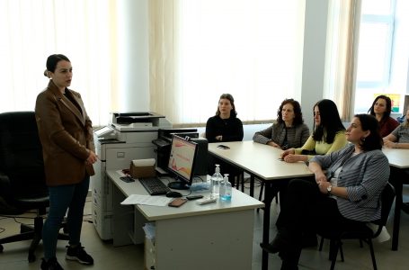 Mësimdhënësit e shkollës “Mustafa Bakija” marrin njohuri për autizmin nga profesionistët e fushës
