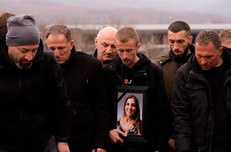 Varroset gruaja që dyshohet se u vra nga bashkëshorti, familja e fal gjakun
