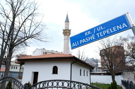 Vidhen para në tre xhami në Gjakovë