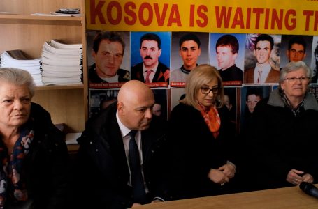Kryeparlamentarja e Shqipërisë Lindita Nikolla dhe kryetari Gjini priten nga  “Thirrjet e Nënave”
