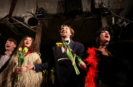 Teatri ukrainas bëhet strehë bombash për artistët
