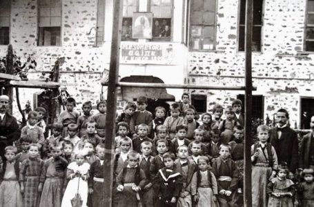 Fotografi e rrallë nga shkolla e parë shqipe në Korçë