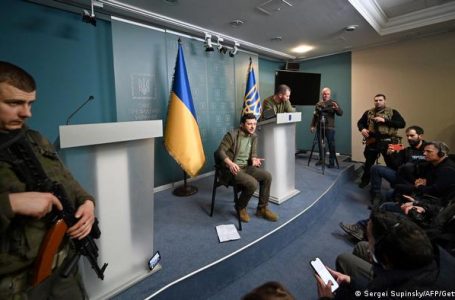 Zelenskyy hedh poshtë akuzat se është arratisur nga Ukraina, thotë se është ende në Kiev