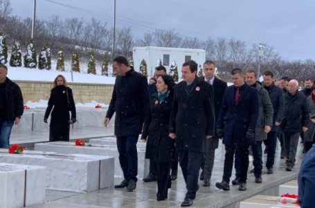 Krerët e shtetit bëjnë homazhe në Prekaz: UÇK-ja ka bërë luftë mbrojtëse