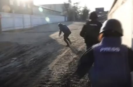 Skuadra “vrasëse” ruse qëllon gazetarët në Kiev (VIDEO)