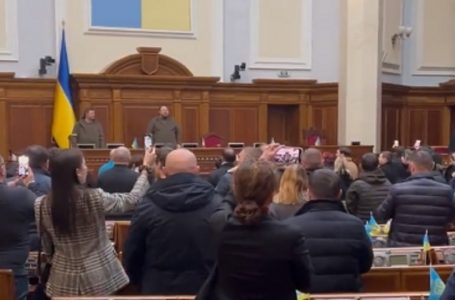 Kuvendi i Ukrainës mblidhet edhe në gjendje lufte, deputetët këndojnë himnin në kor