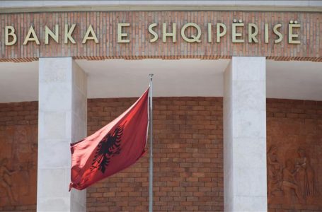 Dërgesat e emigrantëve në Shqipëri arrin nivel rekord, 761 milionë euro remitanca në 2021