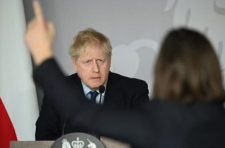 Gazetarja e përlotur qorton kryeministrin britanik: Fëmijë po vdesin, s’ndërhyni në Kiev sepse keni frikë