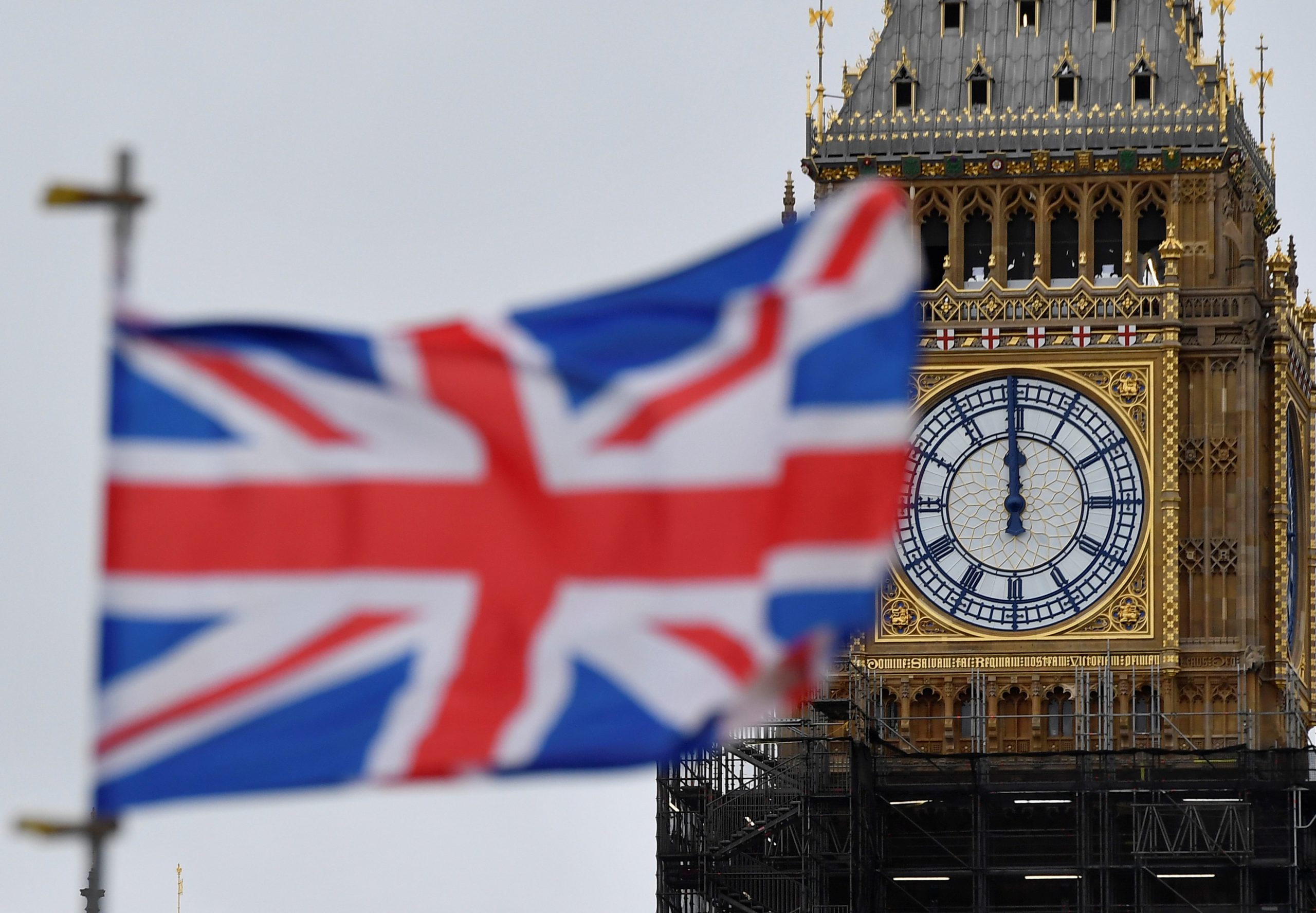 Britania “godet” sërish Rusinë, miraton paketën e re të sanksioneve