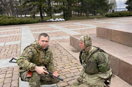 Nga Parlamenti në luftë, deputeti ukrainas shihet i armatosur duke i gjunjëzuar tre ushtarë rusë (foto)