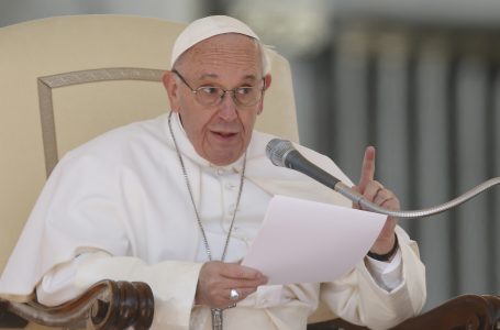 Lufta e Ukrainës është “një masakër e pakuptimtë”, thotë Papa Françesku