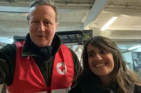 Ish-kryeministri i Britanisë mbërrin në Poloni me donacione të Kryqit të Kuq