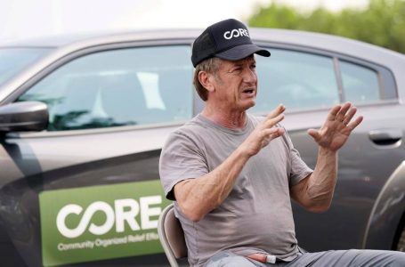 Aktori Sean Penn në ndihmë të refugjatëve ukrainas
