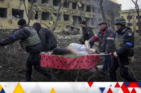 Nuk mbijeton gruaja shtatzënë e fotografuar duke u evakuuar nga spitali i bombarduar i Mariupolit në Ukrainë, vdes edhe foshnja e saj