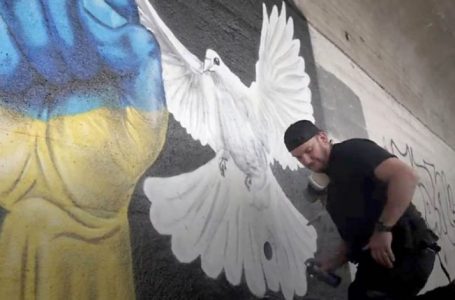 Artistët përdorin artin për të nxjerrë në pah luftën në Ukrainë