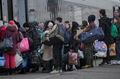 Komisioneri i OKB-së për refugjatët: Një “ortek njerëzish” po vjen nga Ukraina
